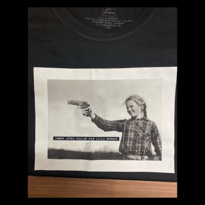 Zoom bild av Lilla gumman, tisha svart dammodell 